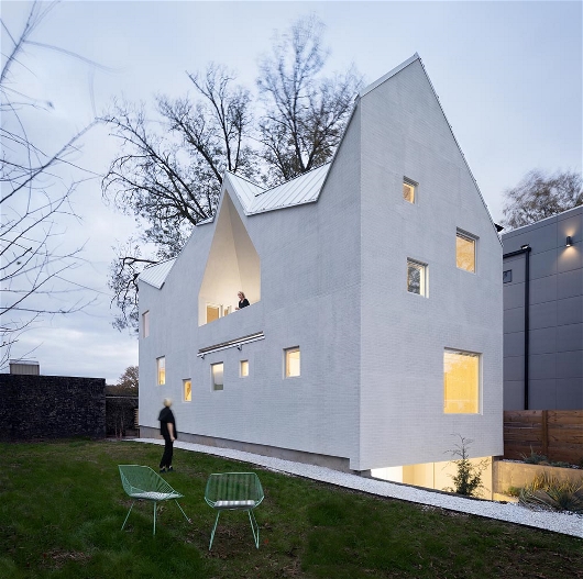 Maison individuelle Gables à Atlanta, États-Unis (© NAARO | naaro.com)