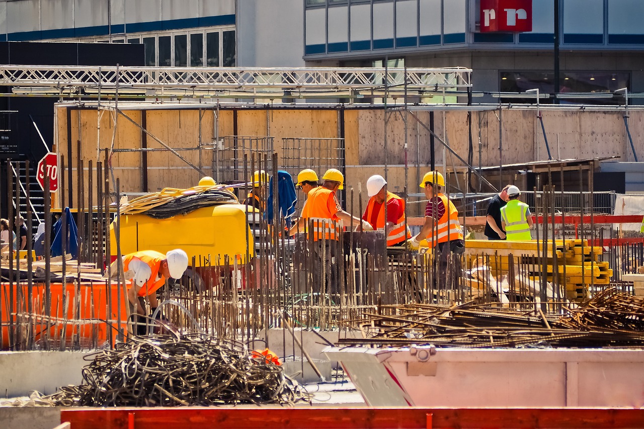 Le travail d'équipe est requis sur un chantier de construction