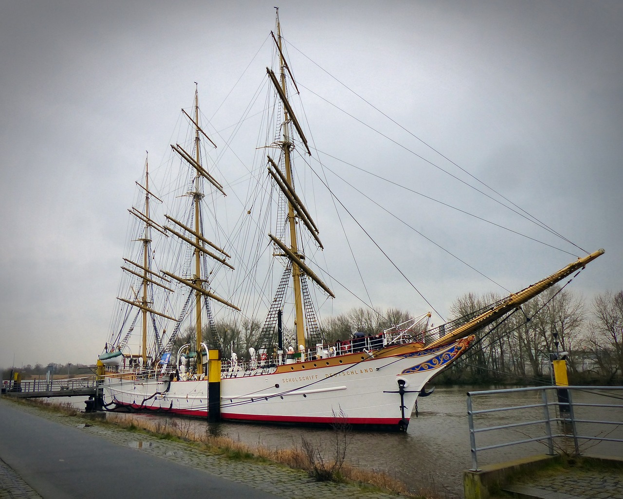 « Schulschiff Deutschland » - Le voilier-école est le dernier trois-mâts allemand et est un monument flottant depuis 1995.