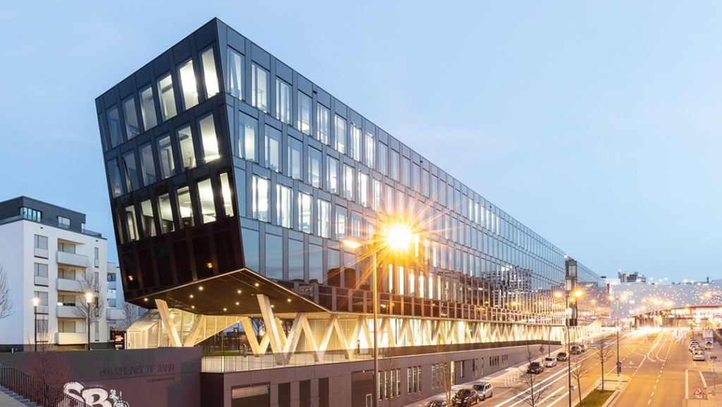 Vue des bureaux du Funke Mediengruppe depuis la rue (© AllesWirdGut, Tschinkersten fotografie)