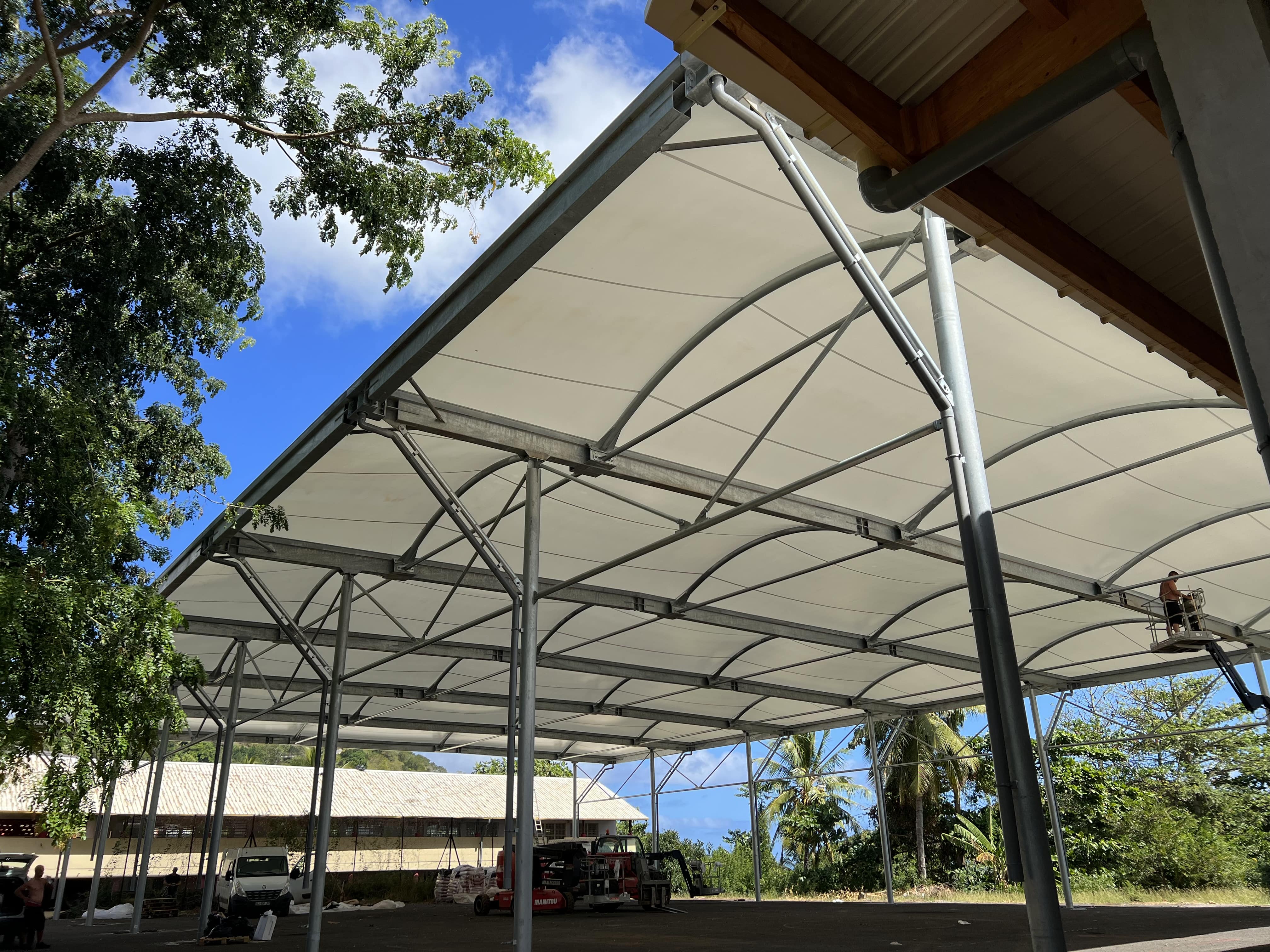 Préau du plateau sportif du lycée polyvalent de la cité du nord de Mayotte (© Normandie Structures)