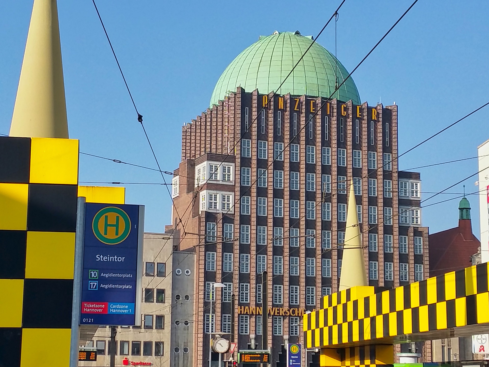 Ce bâtiment résidentiel est un point de repère de la ville de Hanovre et abrite le plus haut cinéma d'Allemagne dans son dôme.