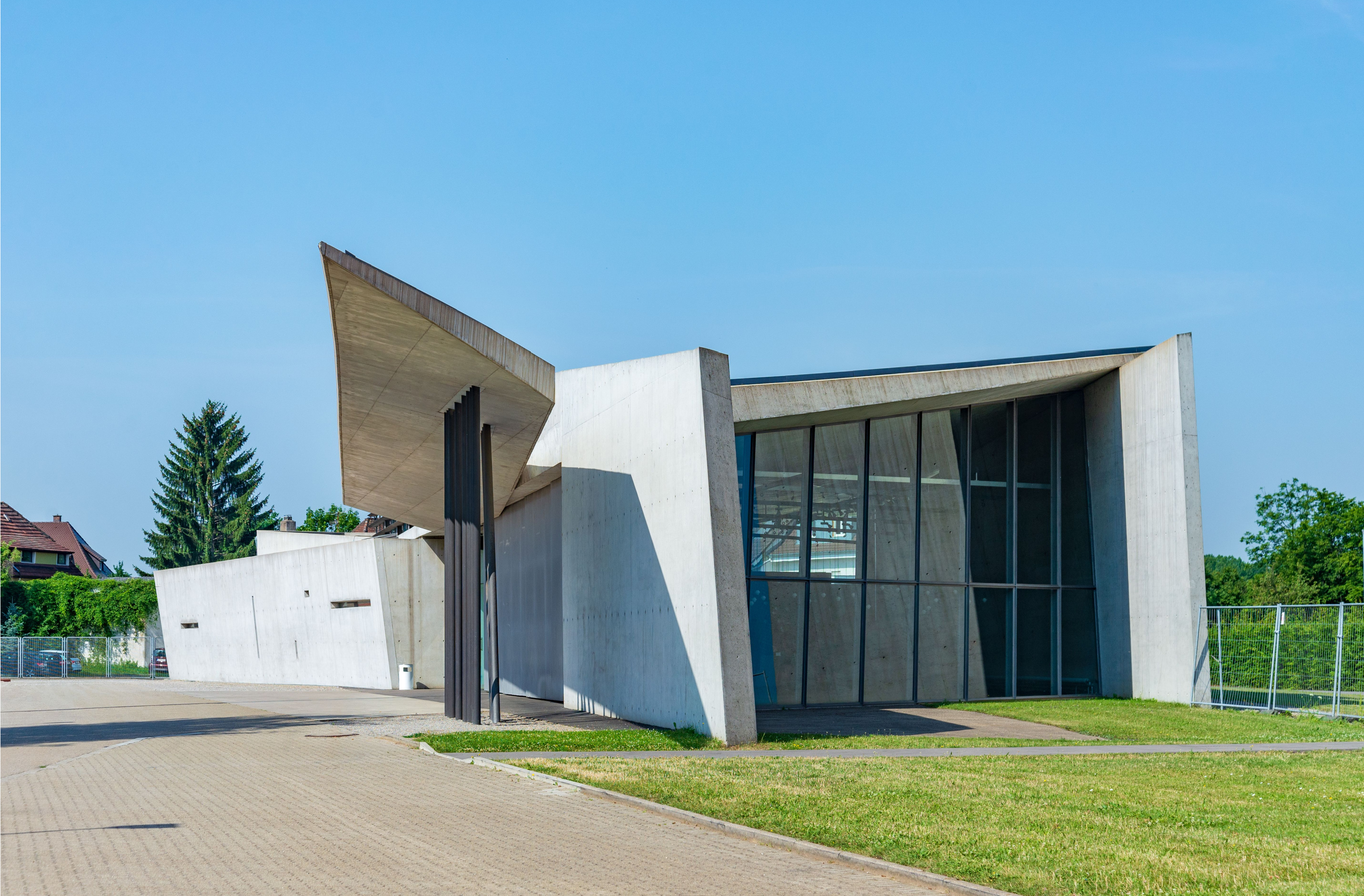 La première structure complète de Zaha Hadid et une étape importante pour le déstructurage : la casemate sur le campus de Vitra.