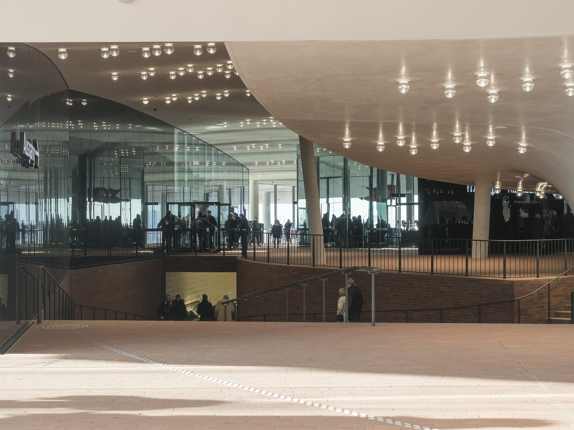 L'intérieur de la Philharmonie de l'Elbe de Hambourg est également une œuvre d'art véritable et coûteuse.