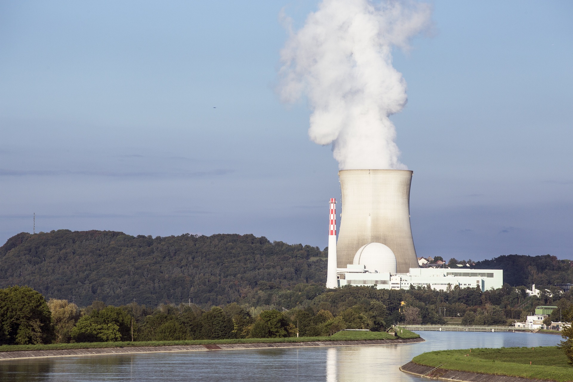 Centrale nucléaire de Leibstadt (Suisse), identifiable de loin par sa tour de refroidissement typique.