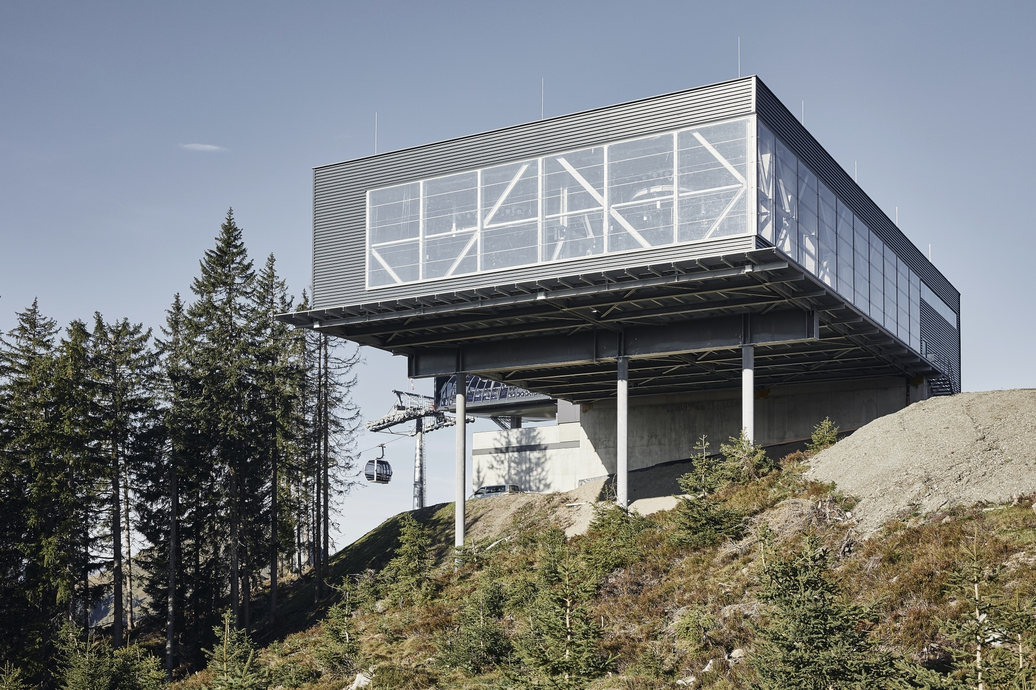 Structure en acier de la station de montagne Zinsbergbahn, Brixen im Thale, structure de téléphérique