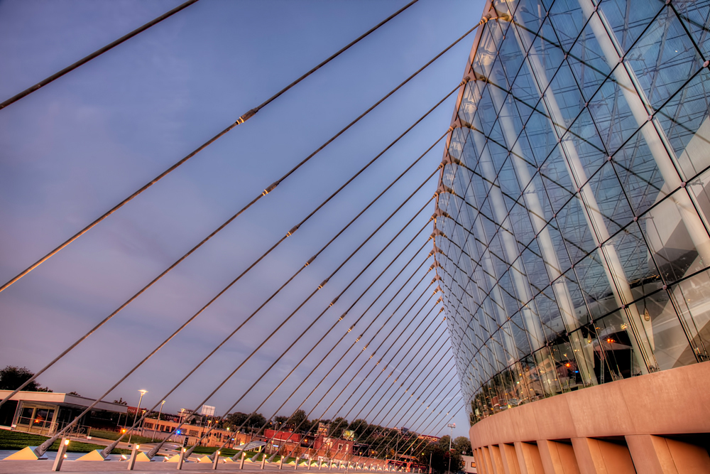 Seilabspannung der Glasfassade des Atriums (© www.novumstructures.com)