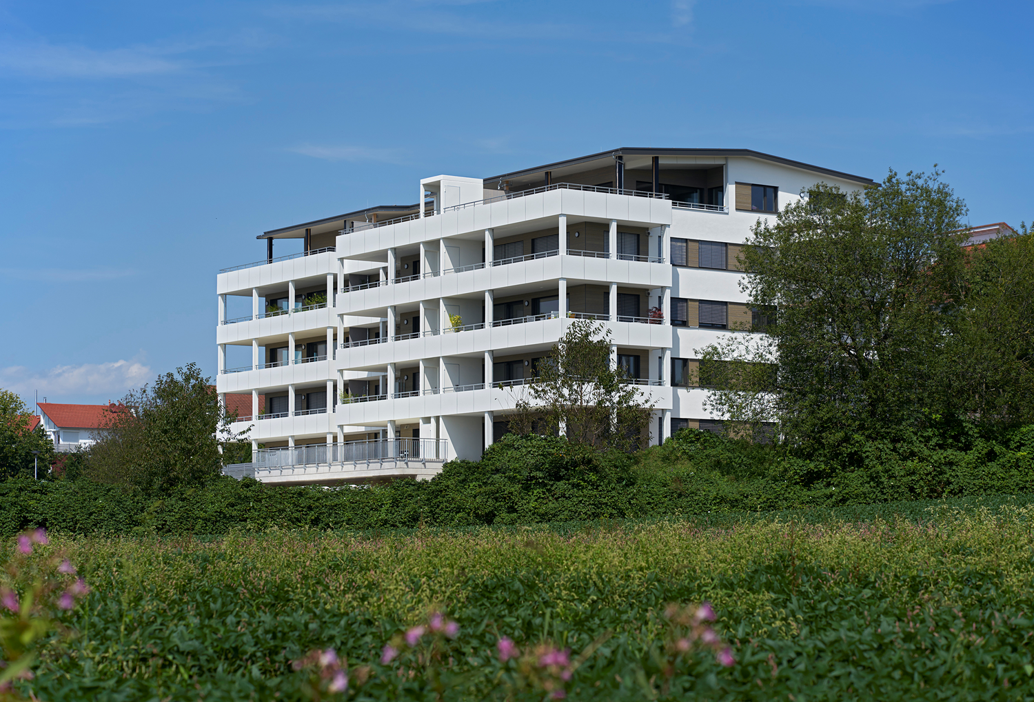 Fünfgeschossiger Holzbau mit Blick auf den Bodensee (© Conné van d´Grachten)