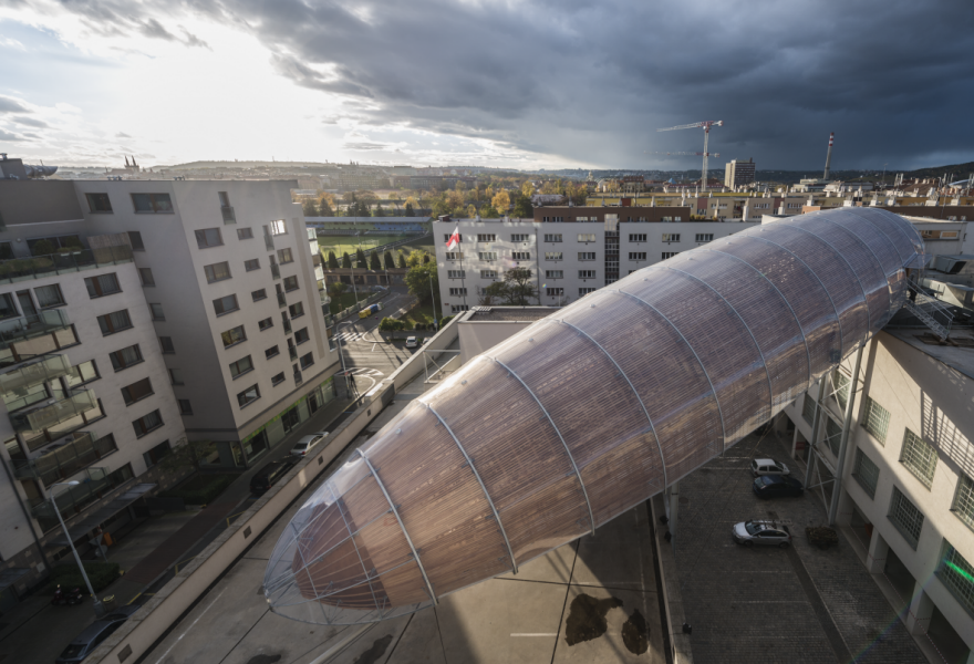 Dirigibile in legno 'Gulliver' sopra il Centro DOX a Praga, Repubblica Ceca (© Jan Slavík, DOX)