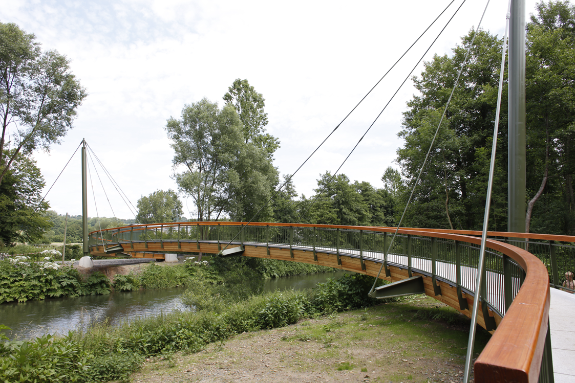 Gesamtansicht der Pylonbrücke über die Agger (© Schaffitzel+Miebach)