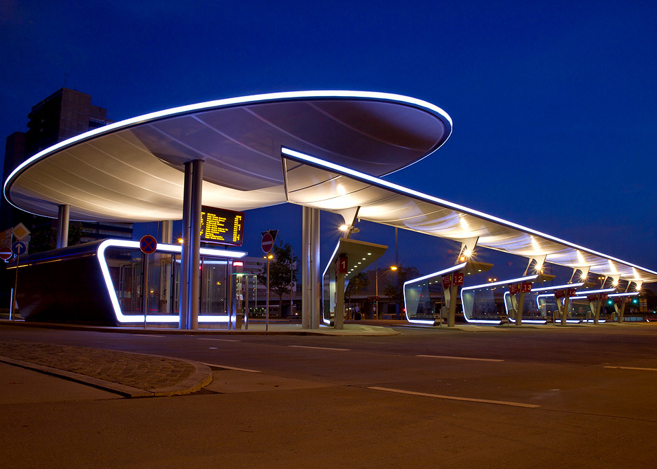 Beleuchtete Überdachungen am Busbahnhof Halle (© Guido Kranz)