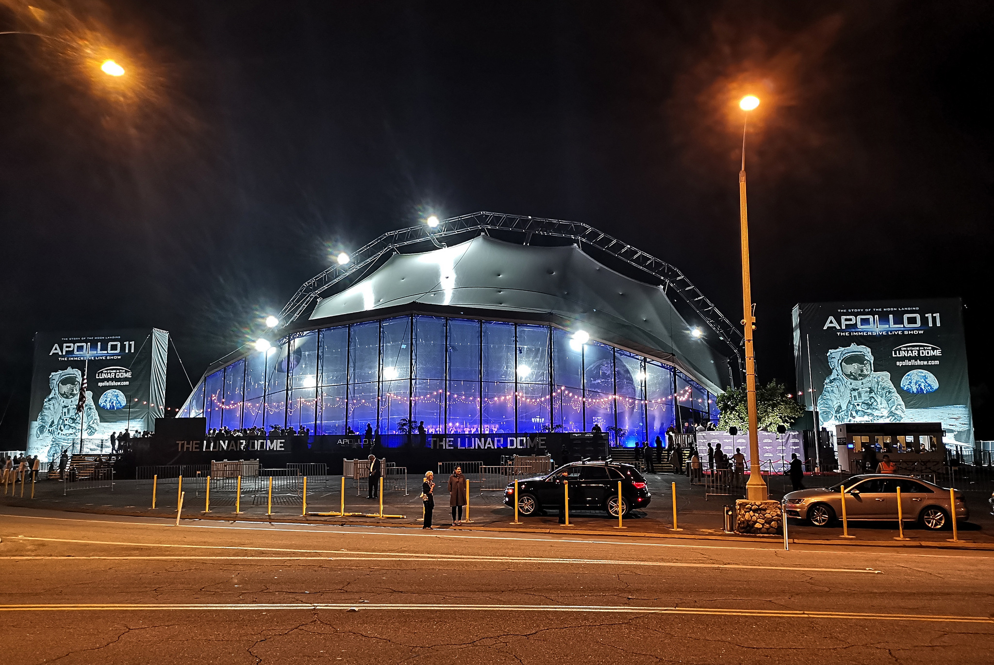 Tenda per il roadshow dell'Apollo 11 di notte (© Matthew Churchill Productions Ltd.)