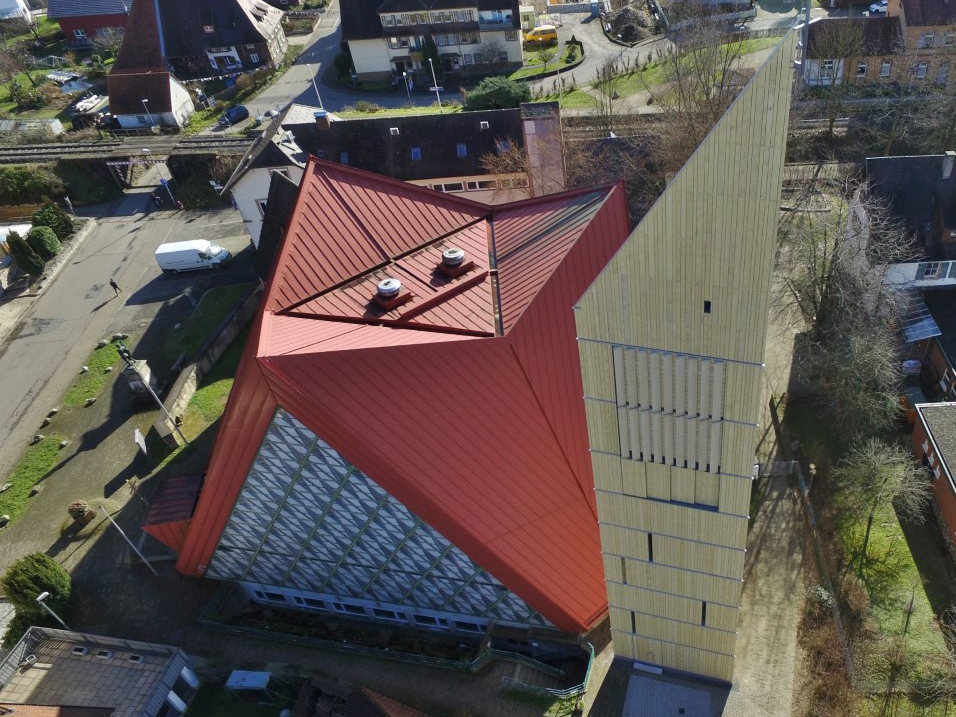 Vista aerea del campanile e della chiesa (© ingwh/jh)