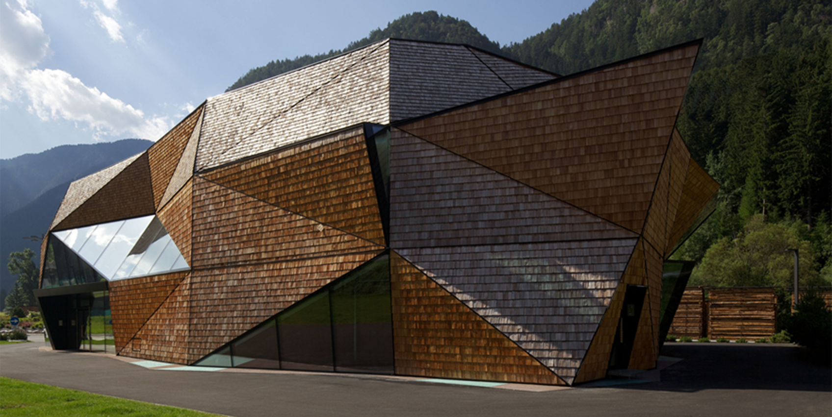 Vista esterna del laboratorio di scultura in legno (© Günter Richard Wett)