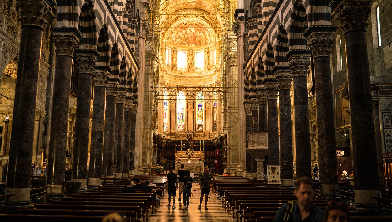 Interno della Cattedrale di San Lorenzo a Genova, Italia