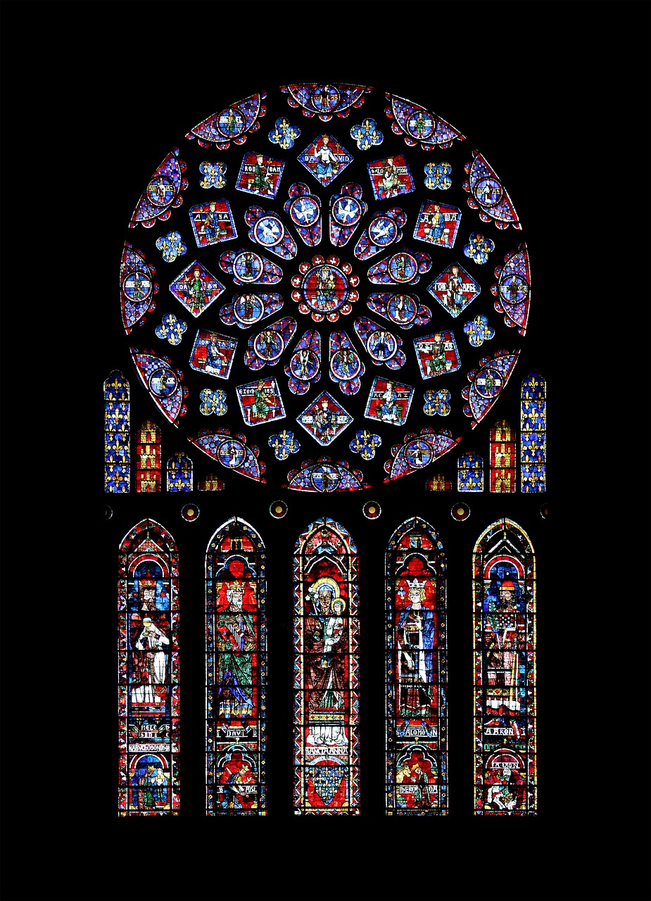 Rosone con vetrate nella cattedrale di Notre-Dame di Chartres, Francia