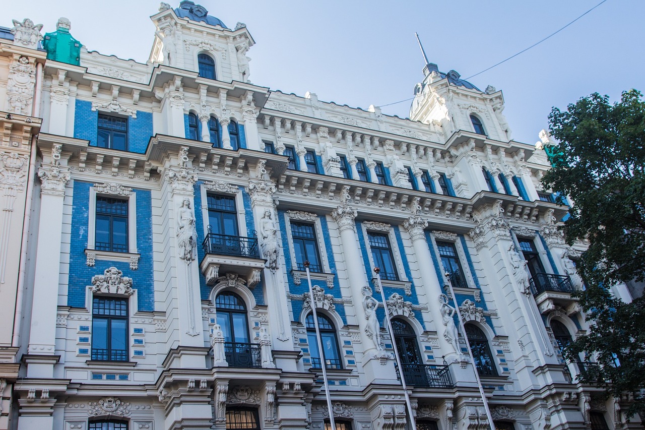 Vista della facciata della casa nel quartiere Art Nouveau di Riga, Lettonia