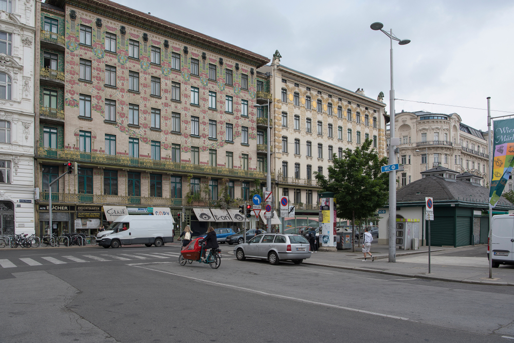 Un vero capolavoro dell'Art Nouveau: Maiolikahaus (Sinistra), Vienna (Austria)