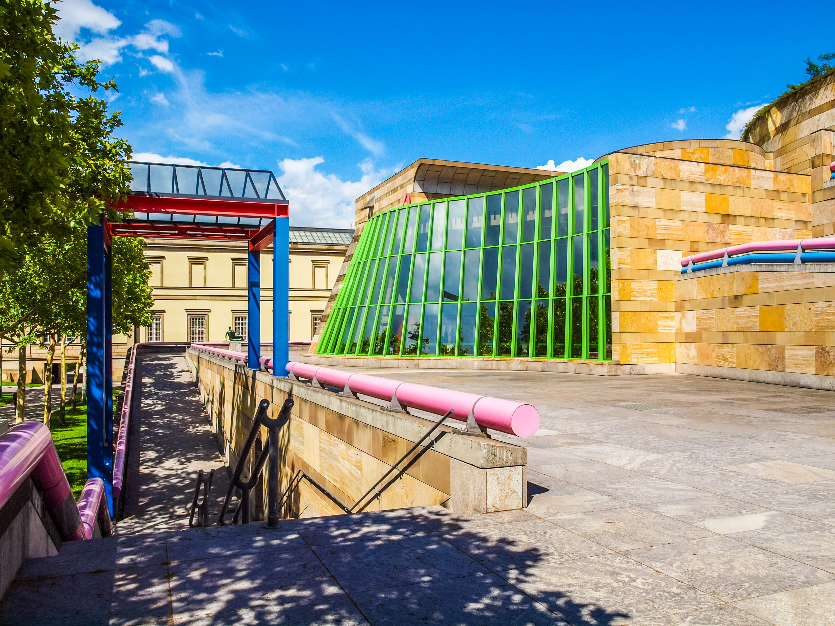 L'ampliamento post-moderno della Nuova Galleria di Stato di Stoccarda porta un nuovo colore nel paesaggio urbano.