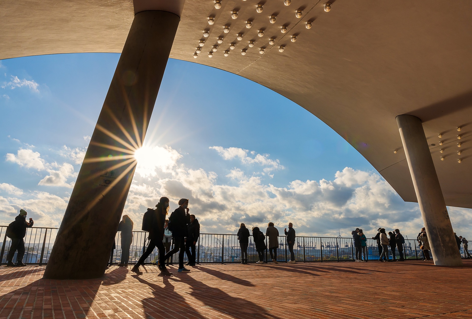La vista dalla Plaza, il collegamento della sala da concerto Elbphilharmonie tra la base e il corpo di vetro, è disponibile gratuitamente.