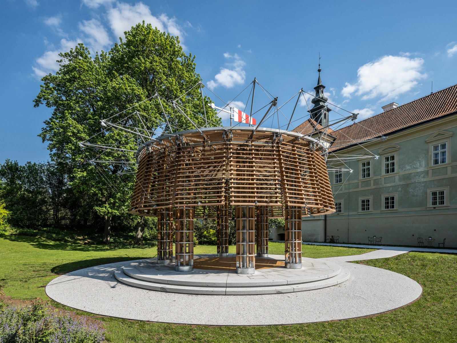 Padiglione cinetico a Chateau Radíč, Repubblica Ceca | @Foto: Ales Jungman