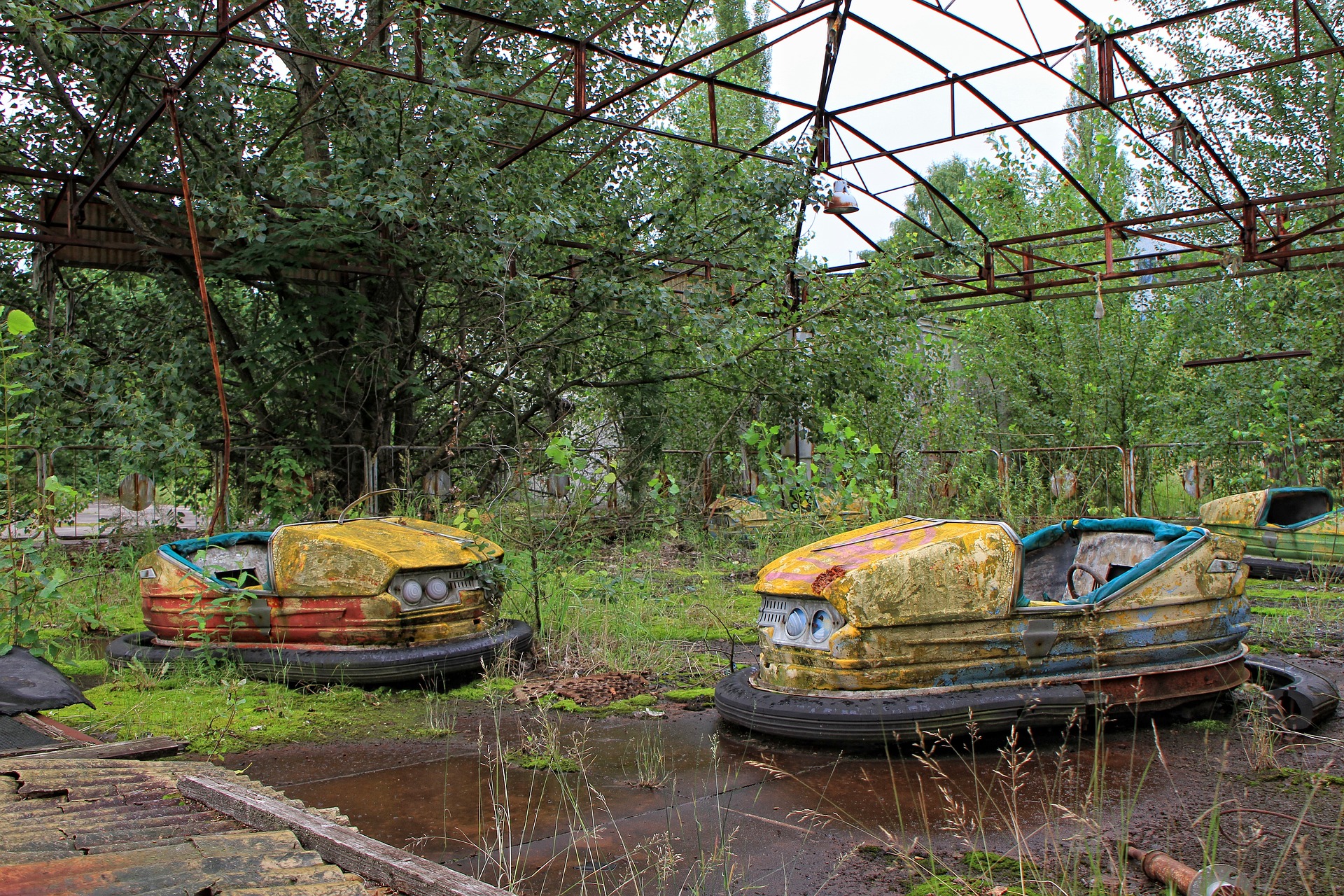 Auto-scooter nel parco di divertimenti abbandonato vicino Chernobyl.