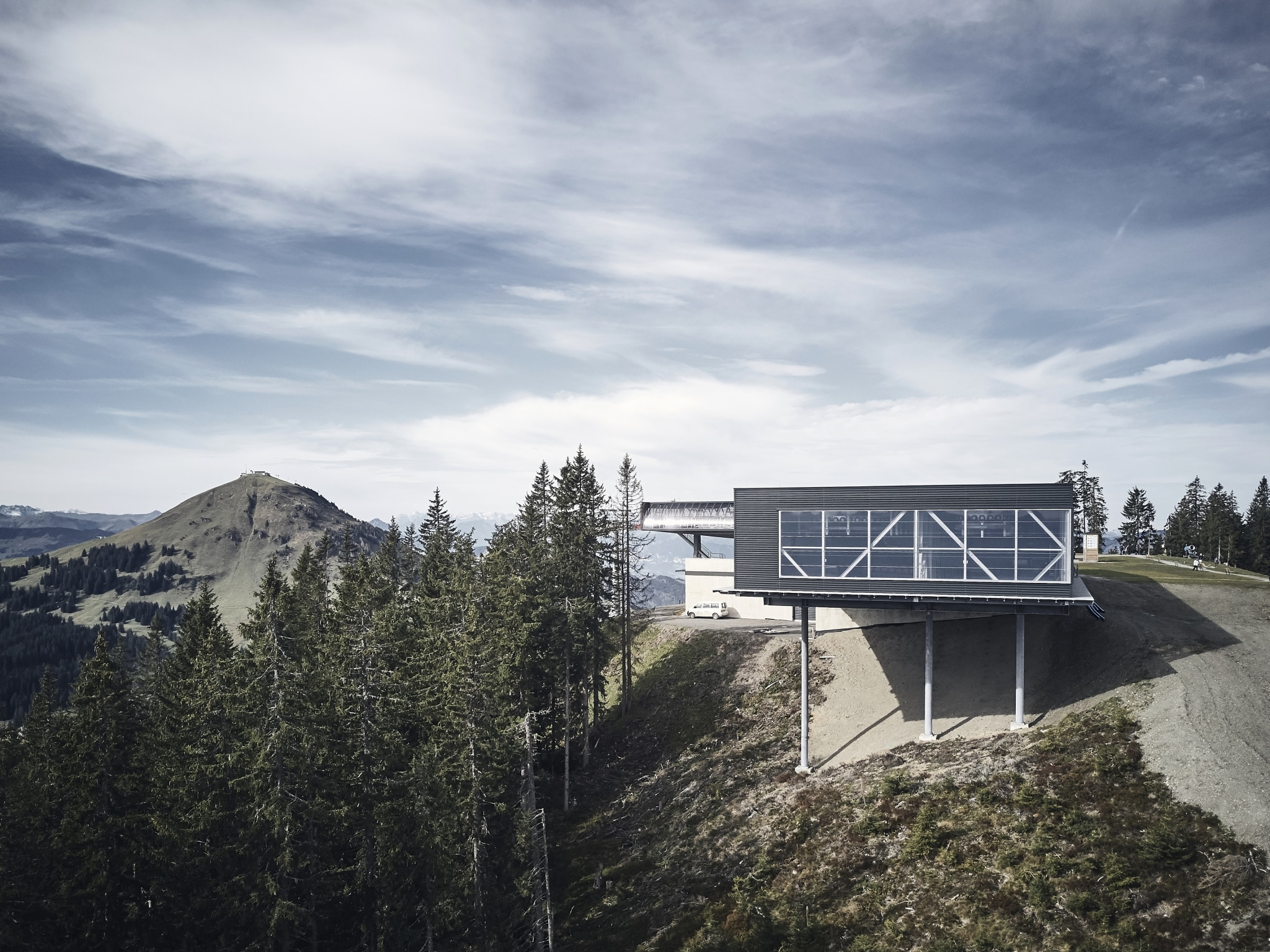 Struttura in acciaio della stazione a monte Zinsbergbahn, Brixen im Thale, Austria | © Simon Hausberger