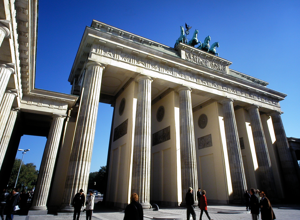 Wymiana kolumny w Bramie Brandenburskiej w Berlinie, Niemcy