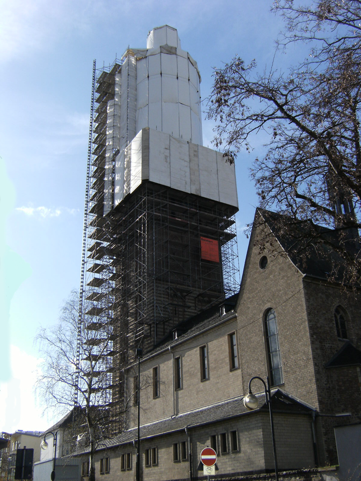 Konstrukcja rusztowania do renowacji wieży w Kerpen, Niemcy