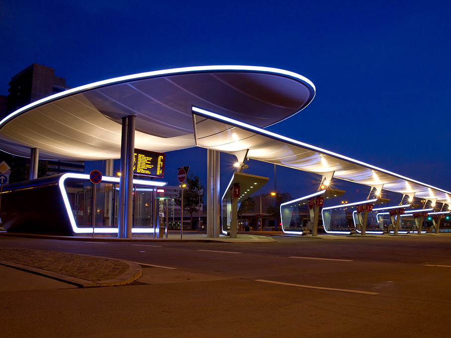 Podświetlone zadaszenia na dworcu autobusowym w Halle (© Guido Kranz)