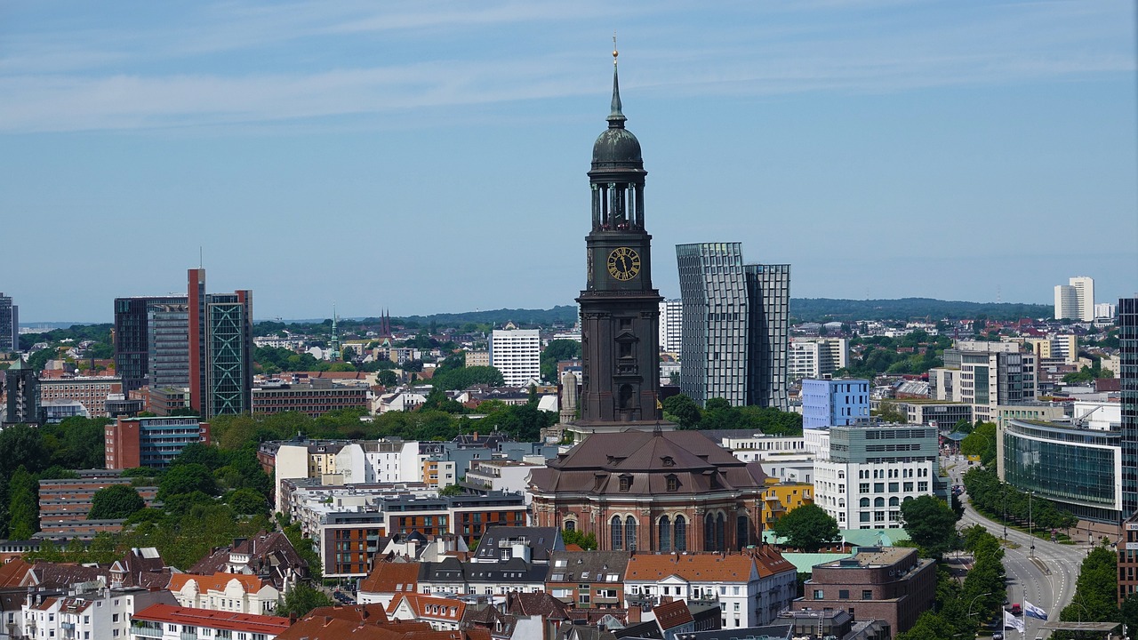 Widok na kościół St. Michaelis w Hamburgu, Niemcy