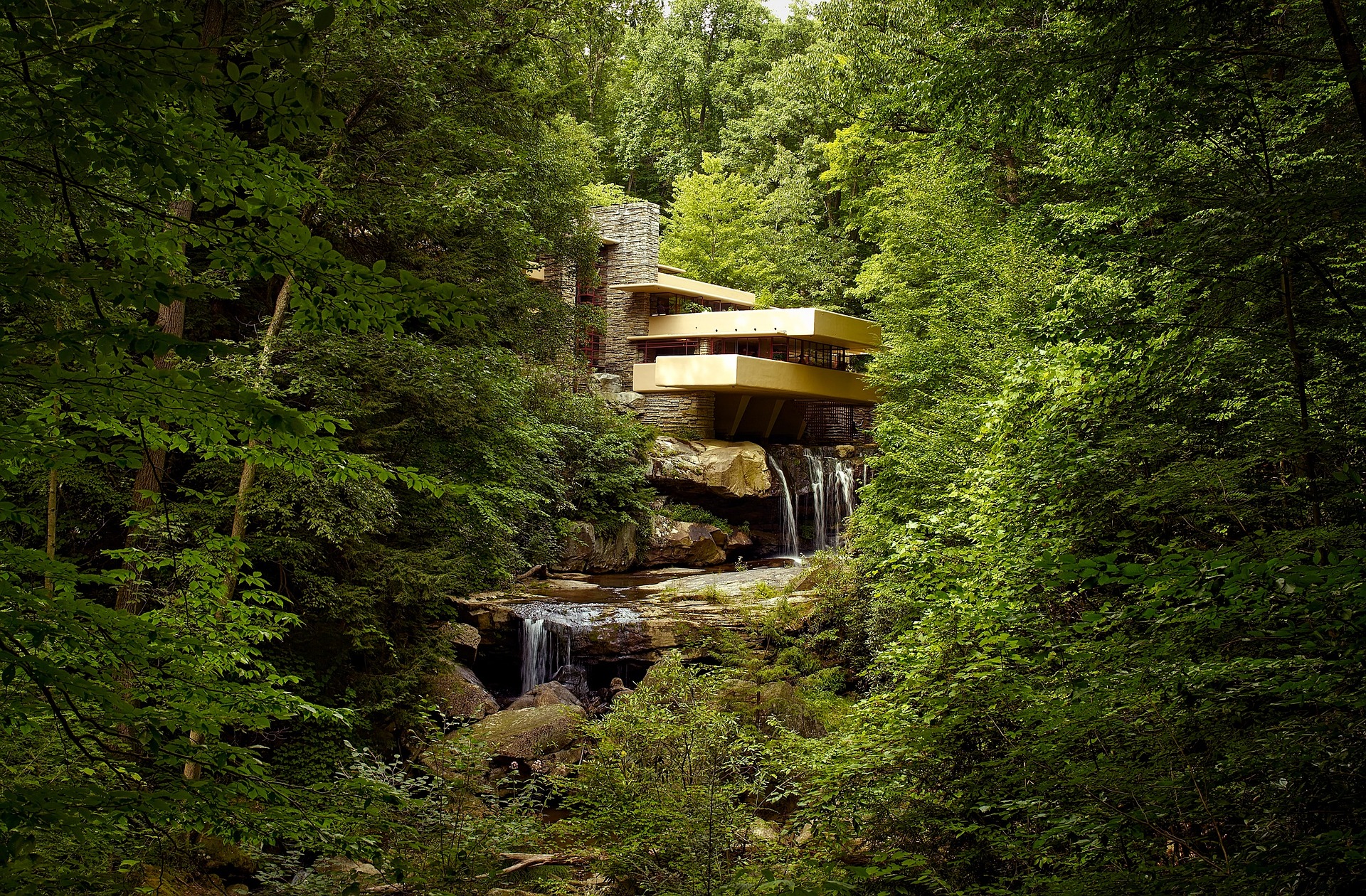 Park wodny Fallingwater jest prawdziwym dziełem sztuki i doskonałym przykładem harmonijnej jedności budynku i otoczenia.