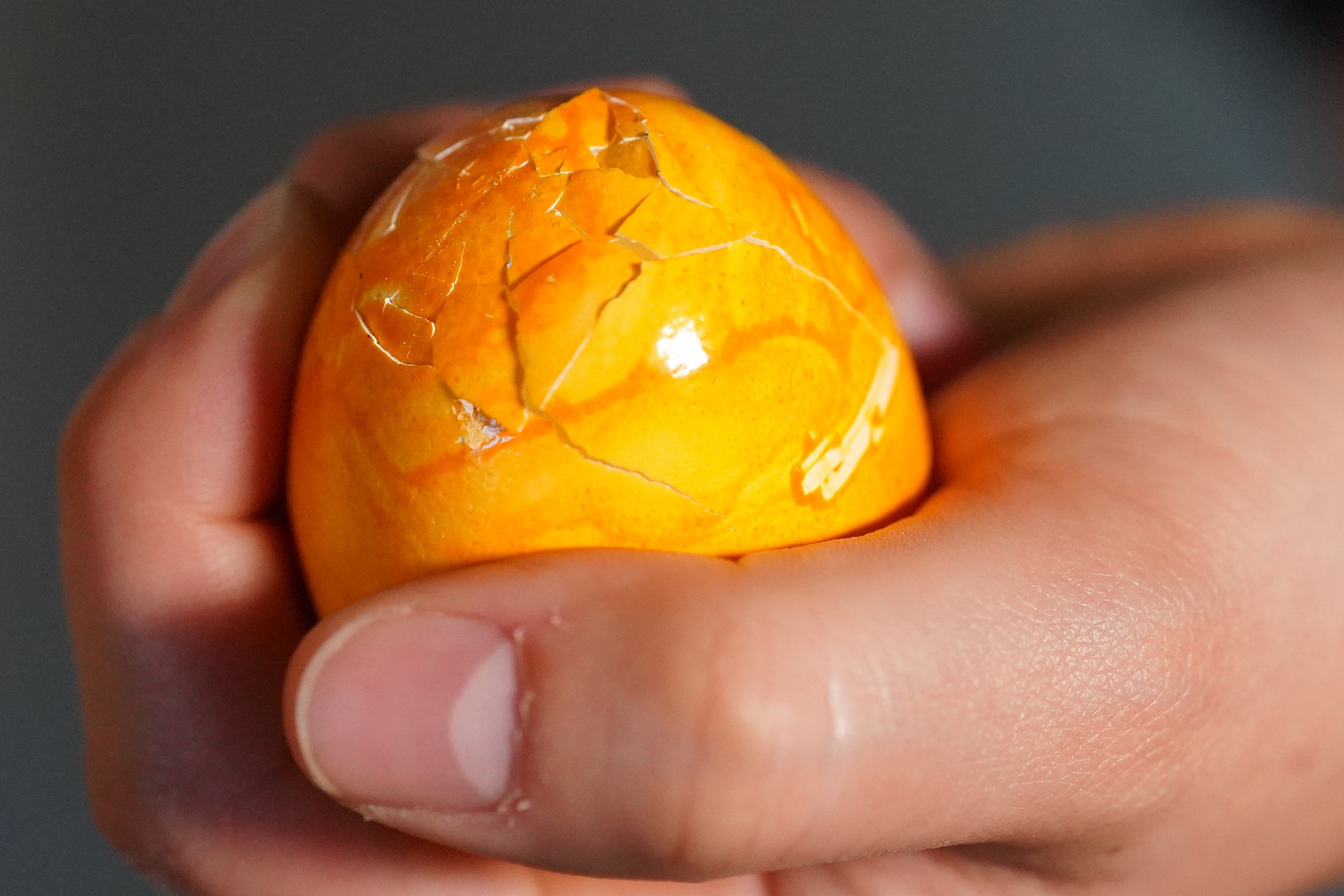 Mimo masywnego kształtu, jajko może dość szybko pęknąć pod obciążeniem, podobnie jak płyta wyboczeniowa Halstenbek.