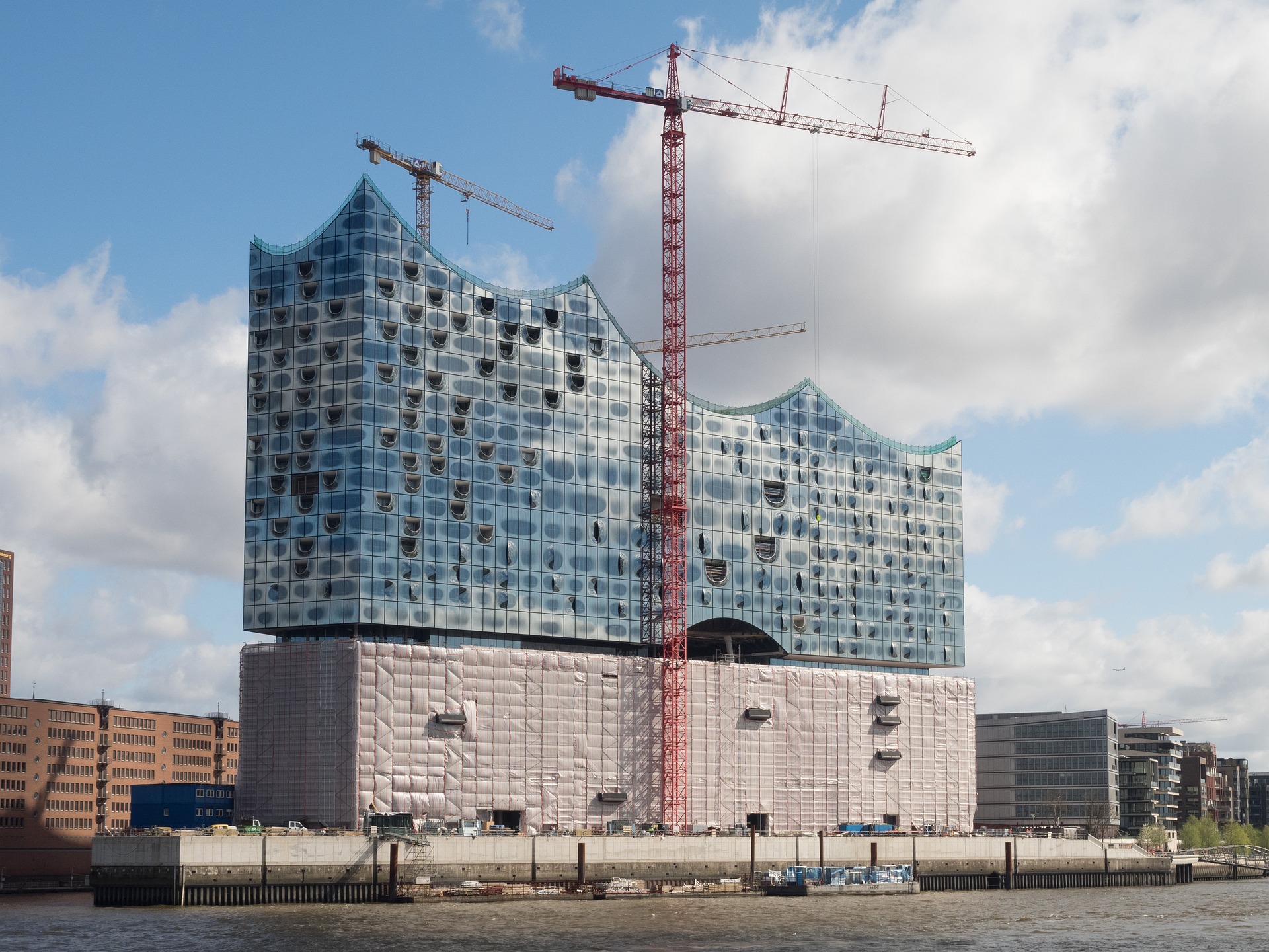 Budowa Elbphilharmonie Hamburg trwała dziesięć lat, znacznie dłużej niż planowano.
