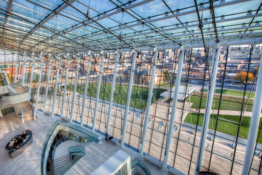 Innenansicht der Glasfassade des Atriums (© www.novumstructures.com)