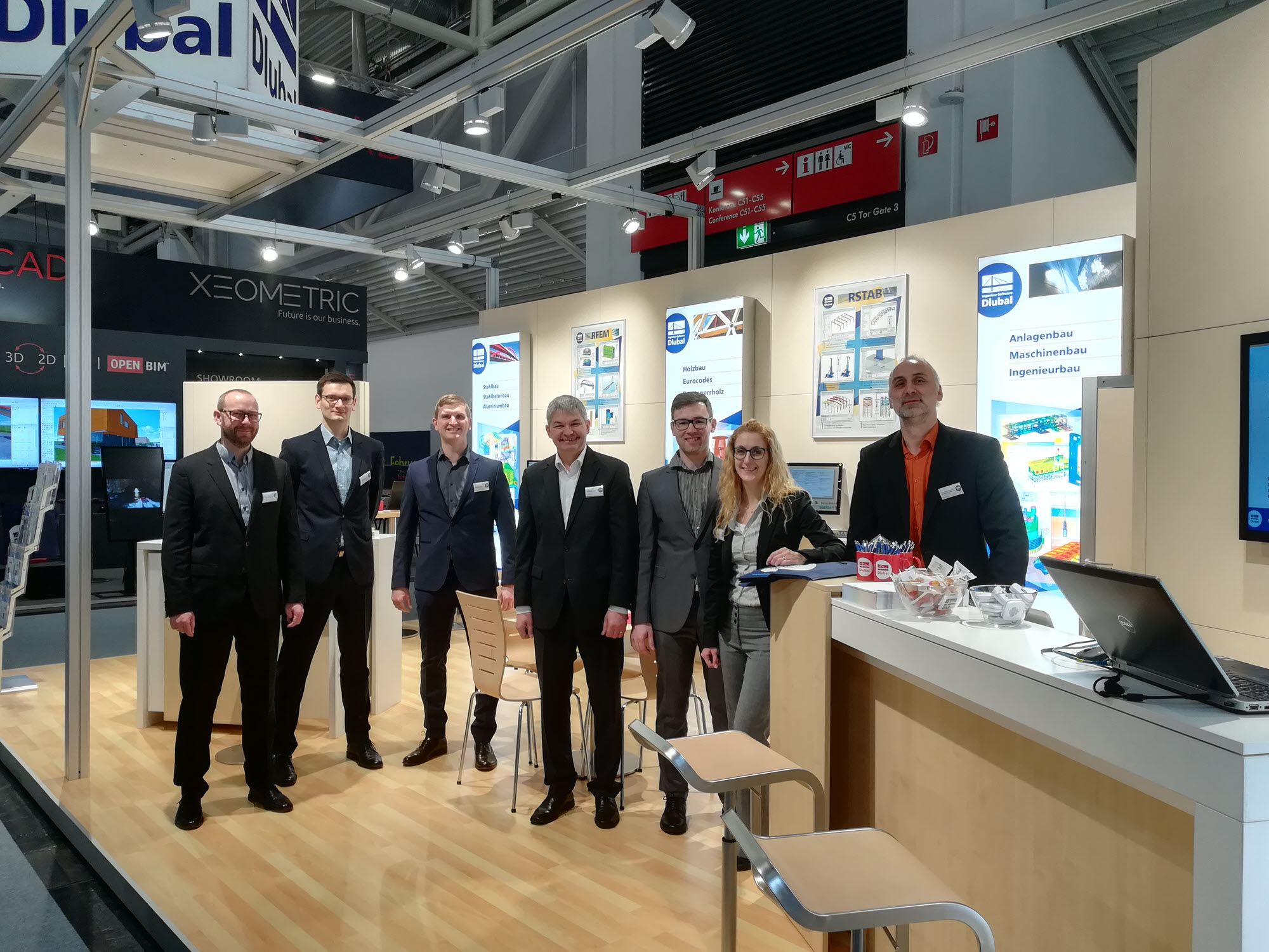 Dlubal-Mitarbeiter kurz vor der Eröffnung des Dlubal-Stands auf der BAU 2019 in München