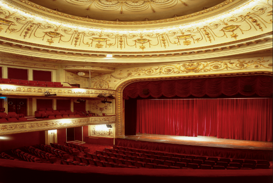 Vista interior do teatro Marigny