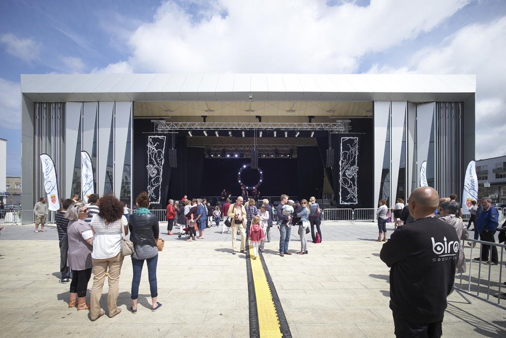 Bühne der Halle in Calais (© Julien Lanoo)