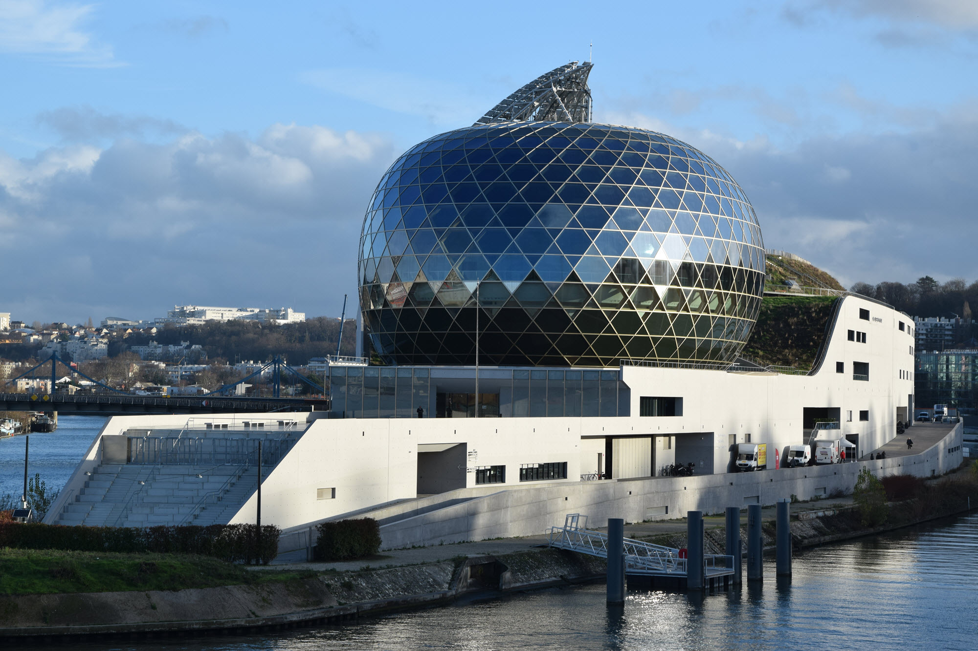 CIMU - ILE DE SEGUIN (centro da imagem) com painel fotovoltaico no fundo (© sblumer ZT GmbH)