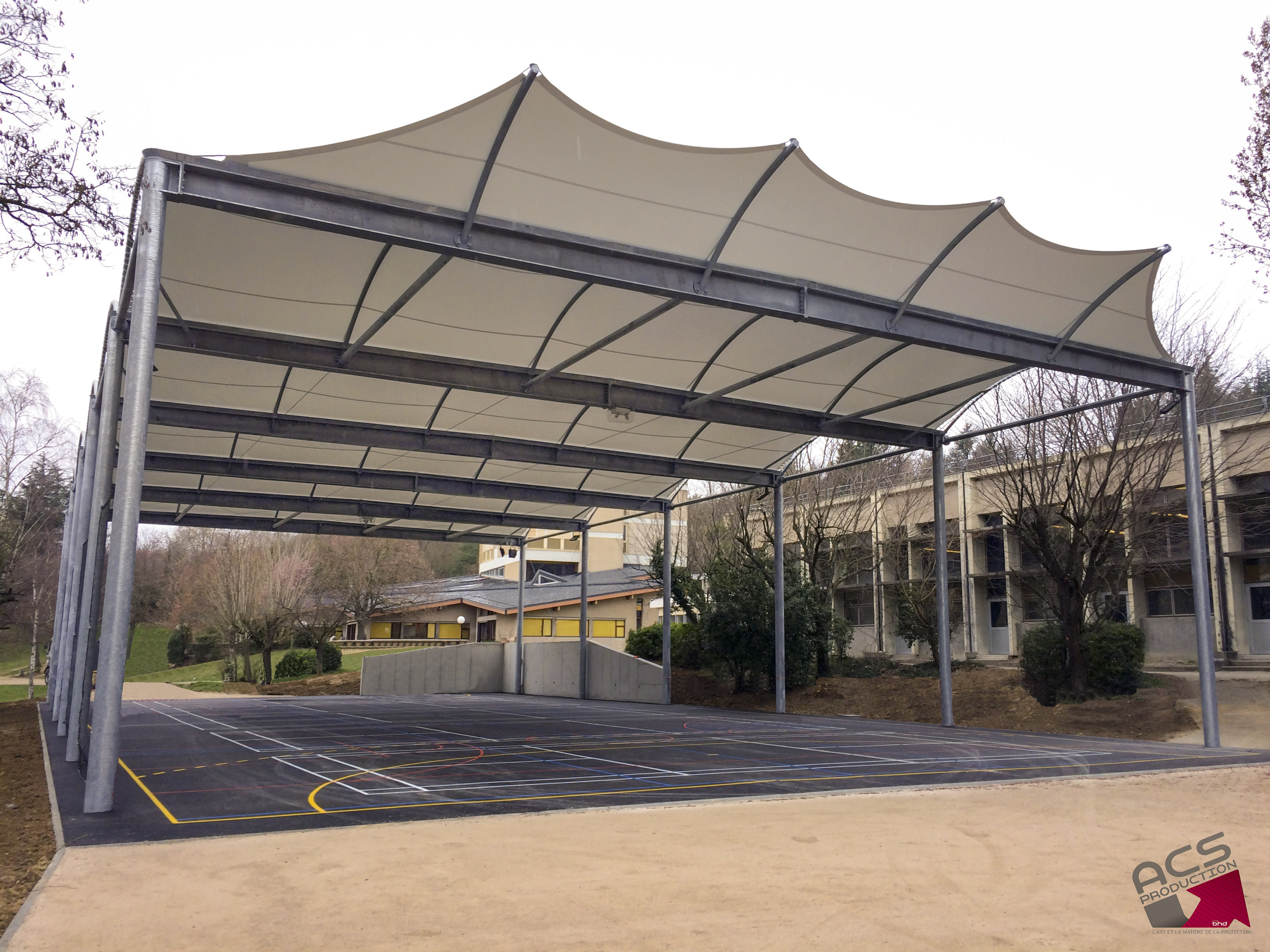 Cobertura de membrana tensionada sobre recreio de escola em Châteauneuf-de-Galaure (© ACS Production)