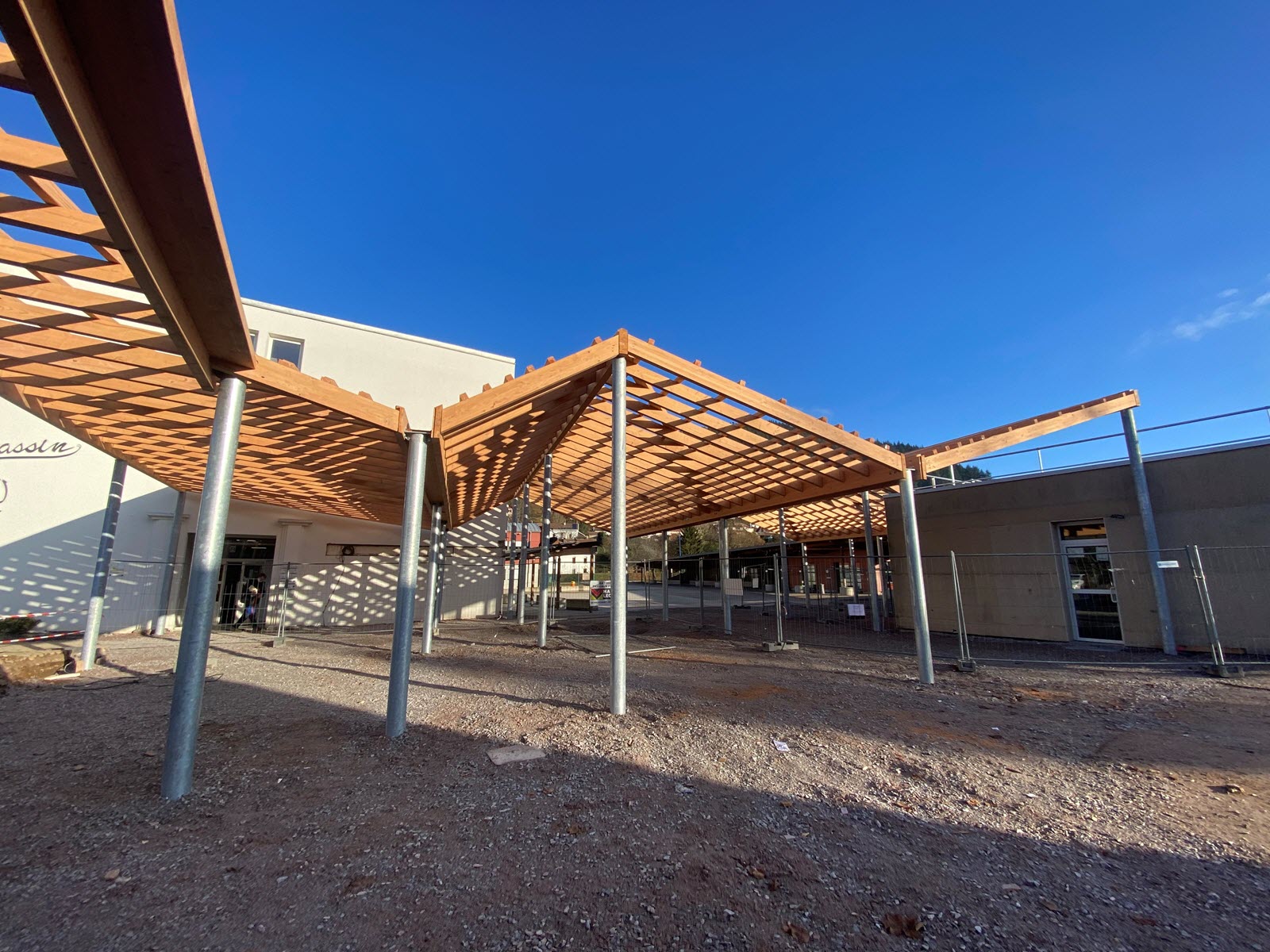 Vista nascente da estrutura do pátio interior na fase de construção (© D-Bois)