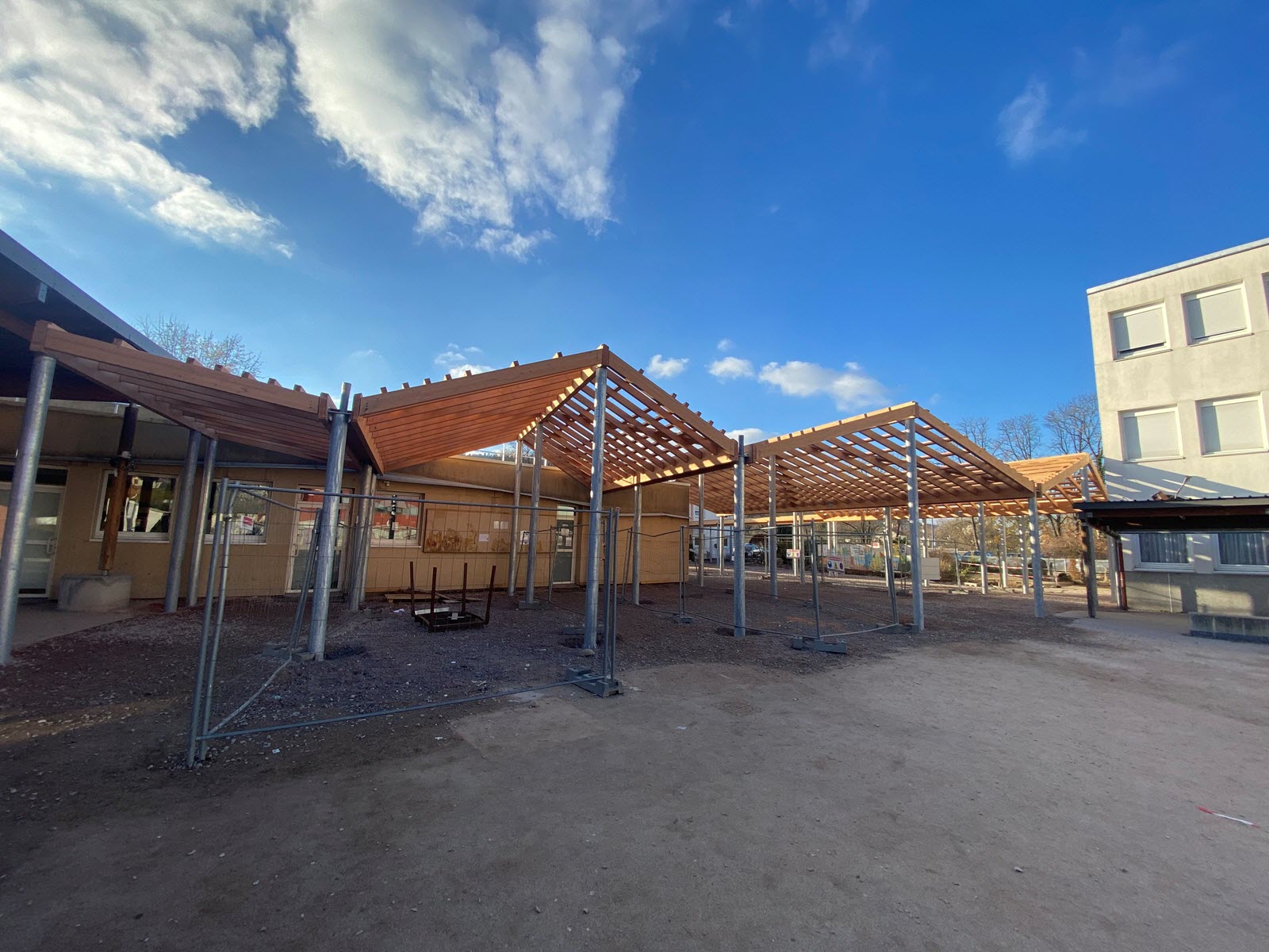 Vista poente da estrutura do pátio interior na fase de construção (© D-Bois)