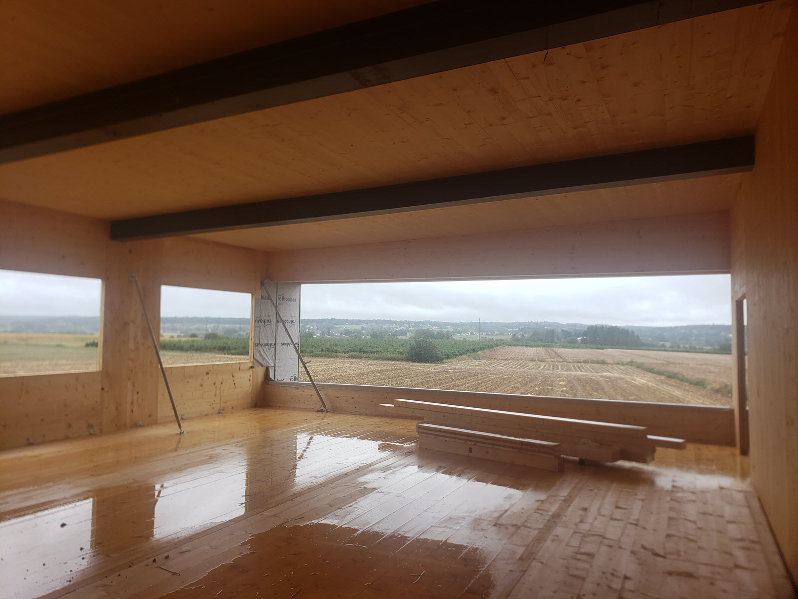 Vista interior da agência funerária (© D-Bois)