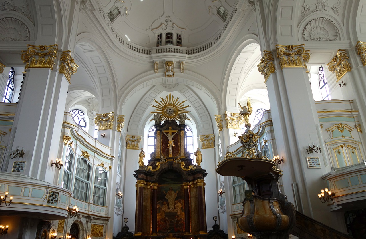 Interior da igreja de São Miguel em Hamburgo