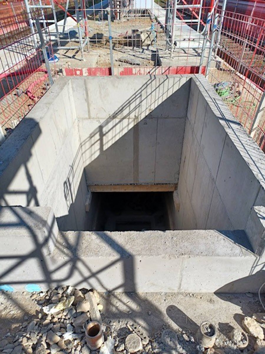 Poço de elevador em betão armado na plataforma 1 da estação de Montluçon, França (© E.T.L. Structures)