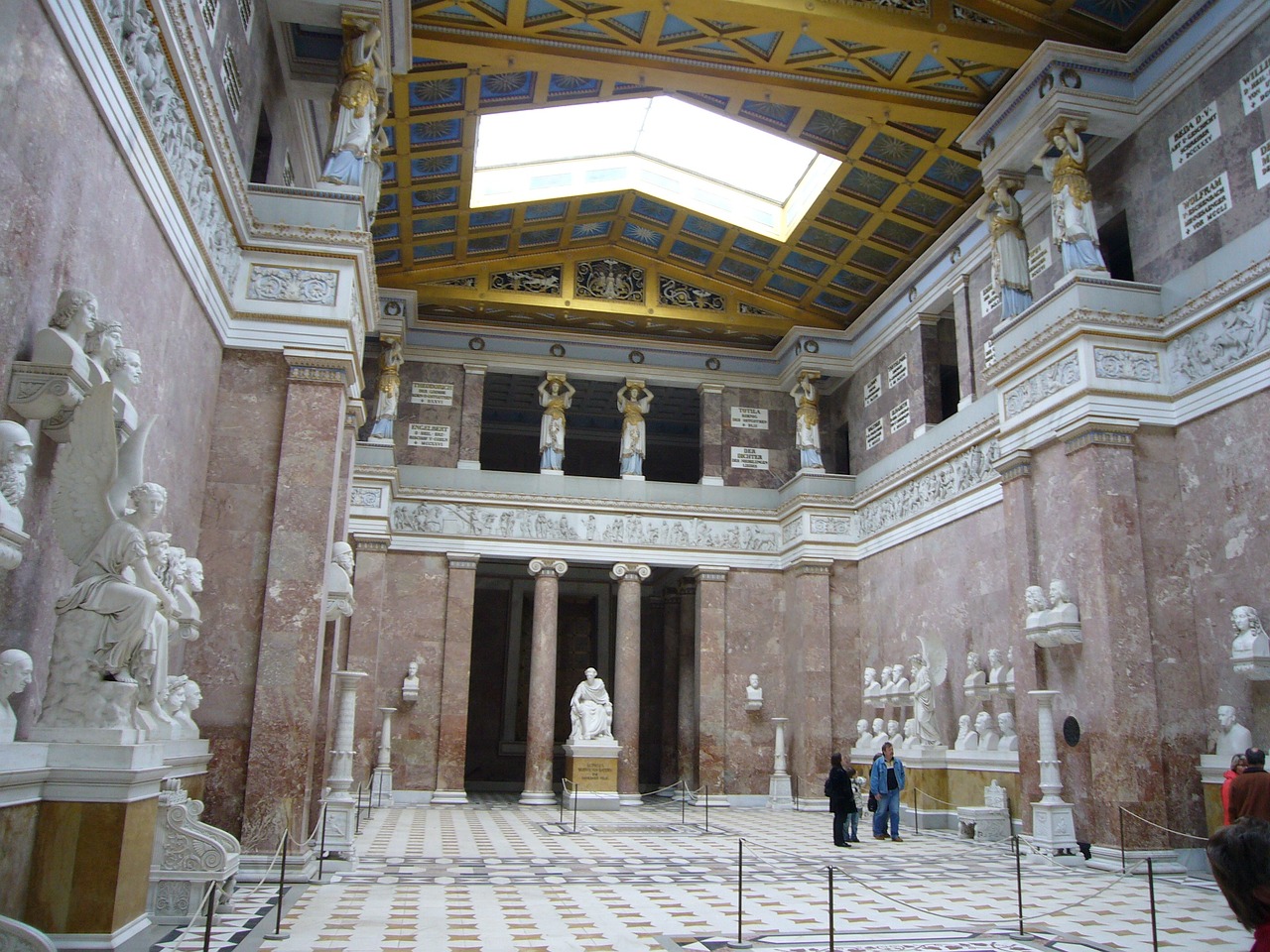 Interior do memorial Valhala em Regensburg, Alemanha