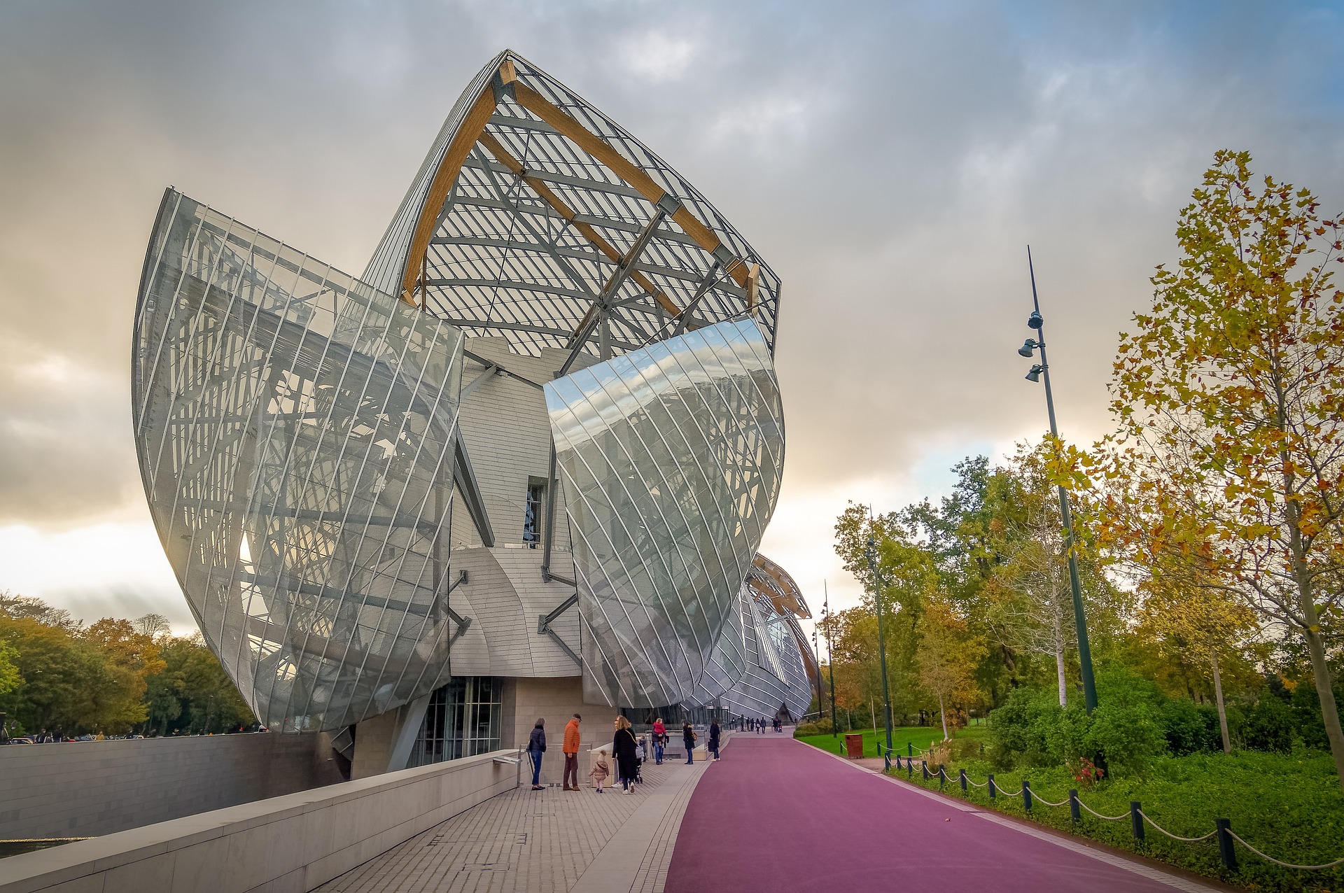 Carinha apelidada de "Nuvem de Vidro" pelo arquiteto Frank Frank O. O edifício da Fundação Saint-Louis VSuitton é um edifício exemplar do desconstrução.