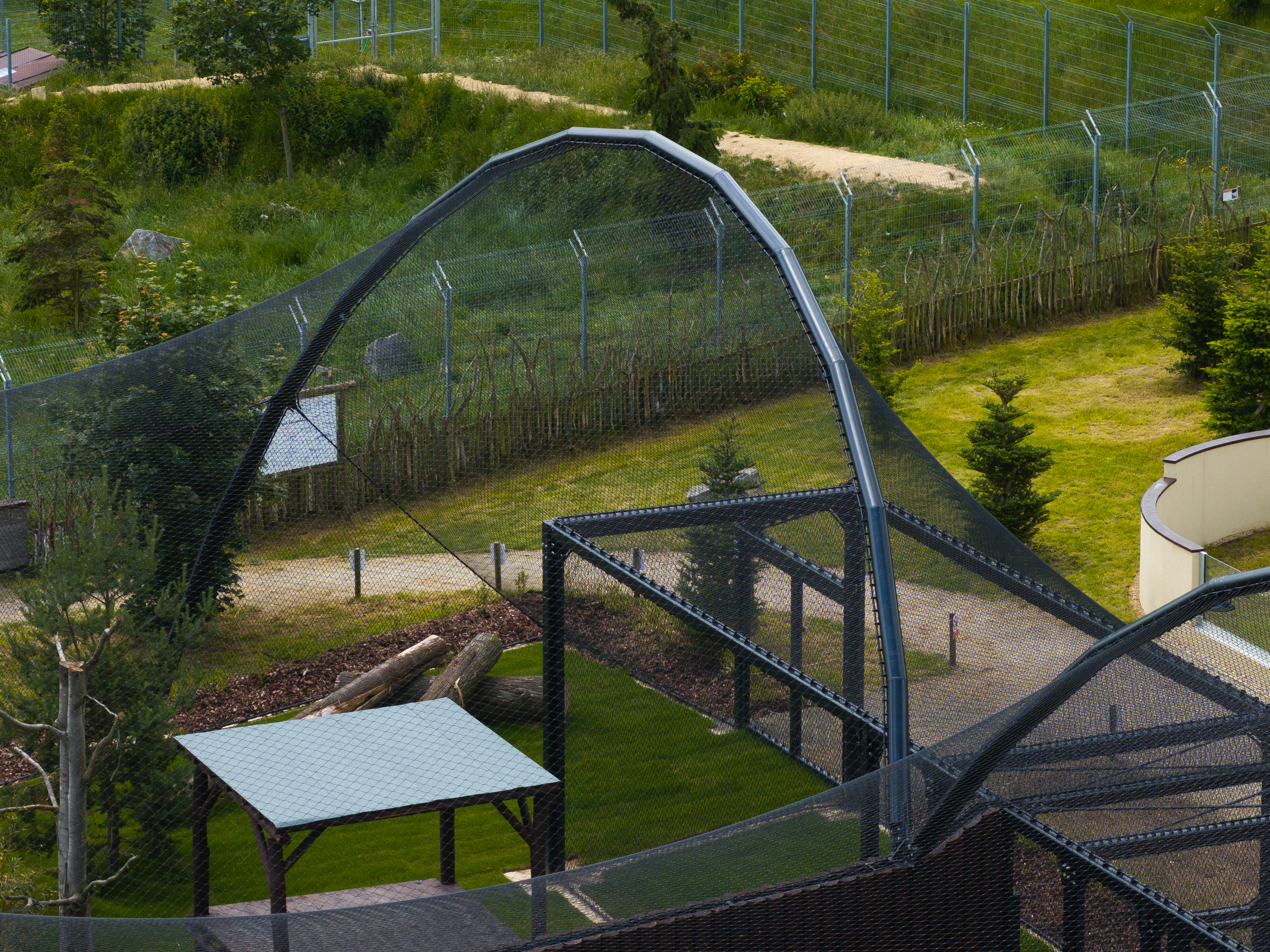 Estrutura do pavilhão do centro de salvamento CITES no jardim zoológico de Praga | Detalhe do revestimento com malha de aço inoxidável