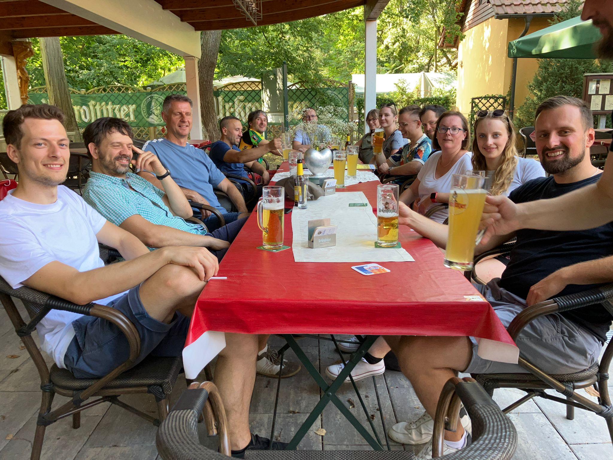 Comer juntos no bar Domholz em Schkeuditz.