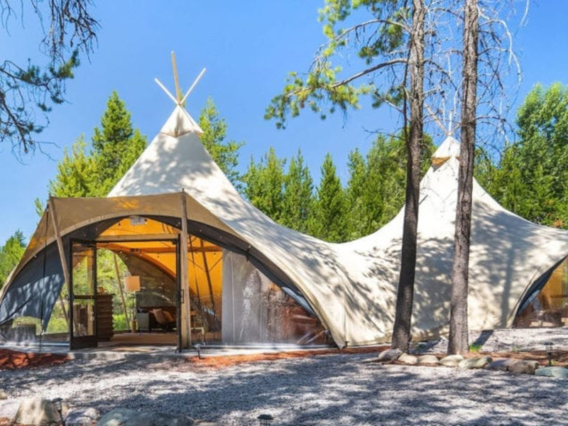 Tenda de campismo de luxo "Four-Season-Arch" (© Under Canvas)